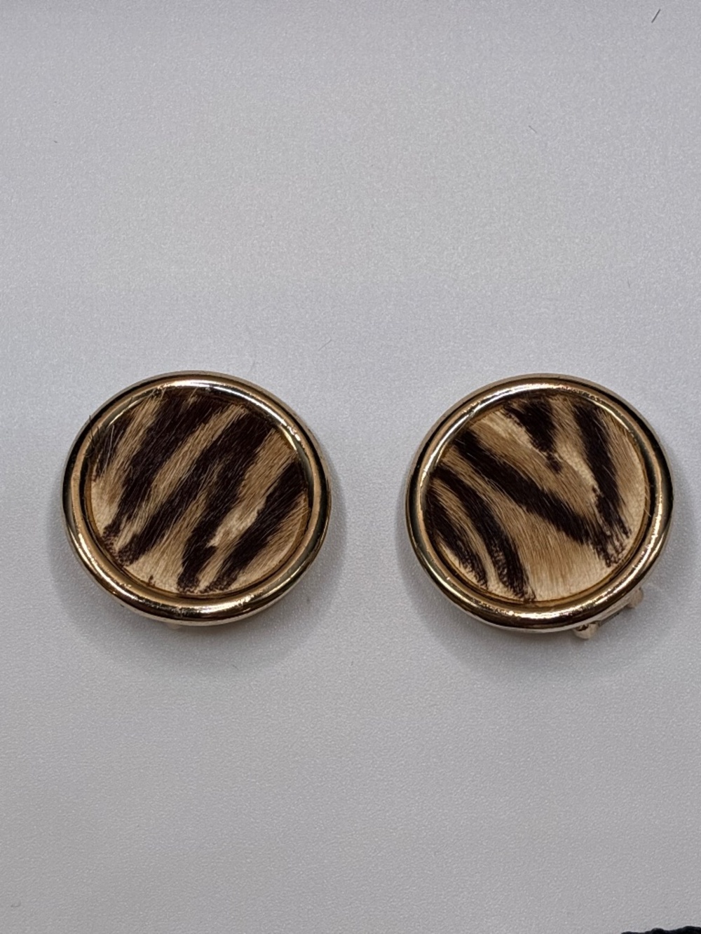 Vintage Bergere round gold-tone button clip-on earrings with tiger print centers - Picture 3 of 3